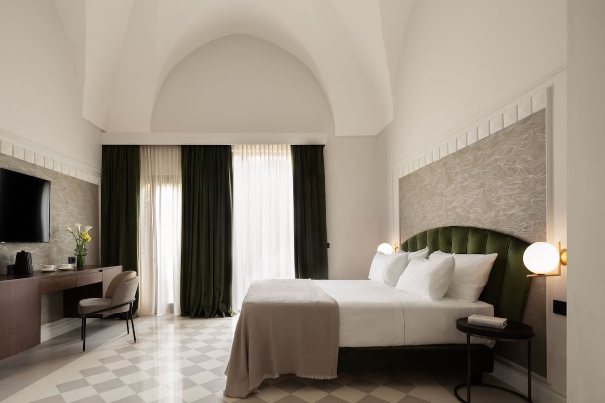 Chambre Deluxe | Literie de qualité, couette en duvet, lit avec matelas à plateau-coussin