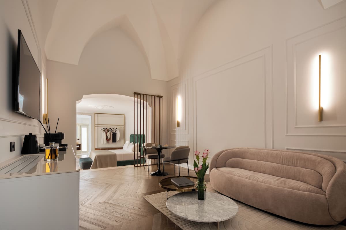 Suite Deluxe | Premium bedding, down duvets, pillow-top beds, minibar