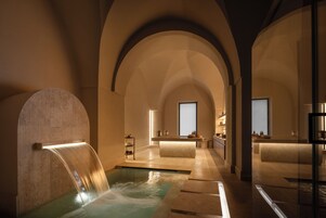 Un sauna, una bañera de hidromasaje, baño turco, masajes