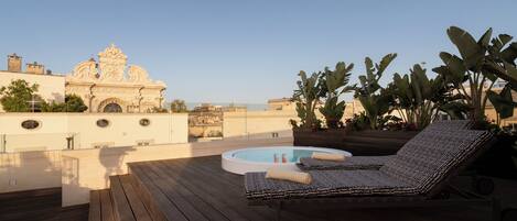 Suite, bain à remous, vue ville (Terrace) | Bain à remous privé