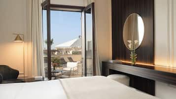Camera Deluxe, terrazzo, vista città | Biancheria da letto di alta qualità, copriletto in piuma