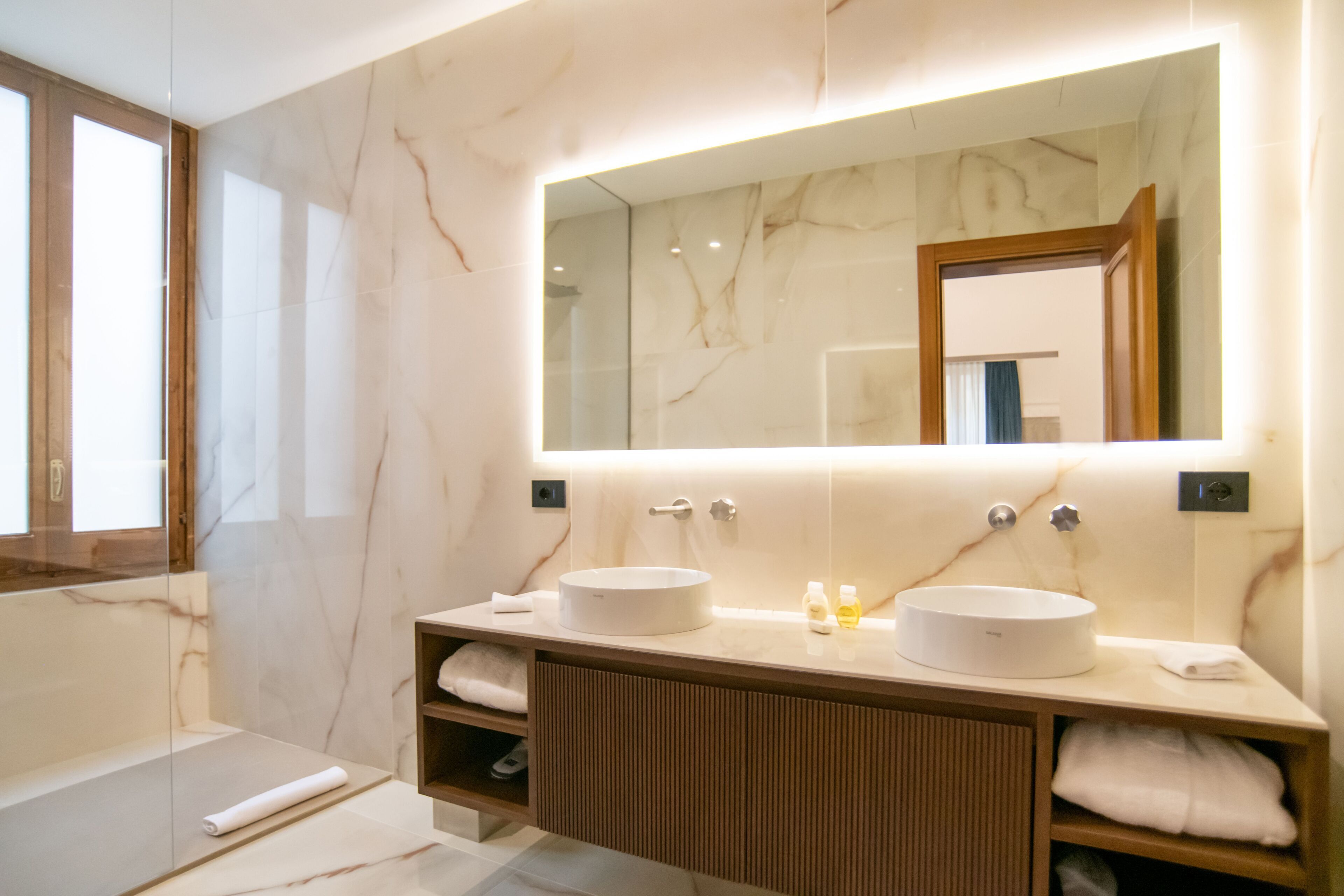 junior suite | bathroom | combined shower/bathtub, free toiletries, hair dryer, bathrobes