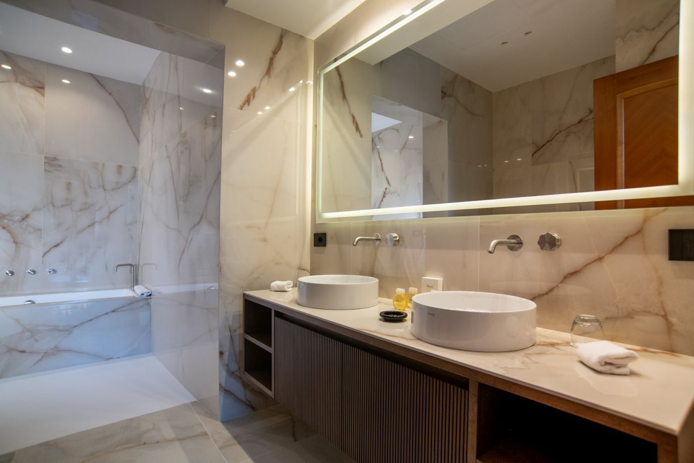 junior studio suite, city view | bathroom | combined shower/bathtub, free toiletries, hair dryer, bathrobes