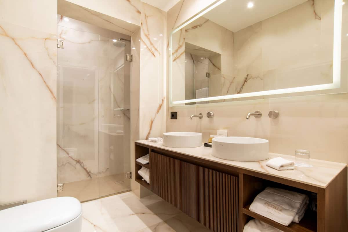 deluxe room, city view | bathroom | combined shower/bathtub, free toiletries, hair dryer, bathrobes