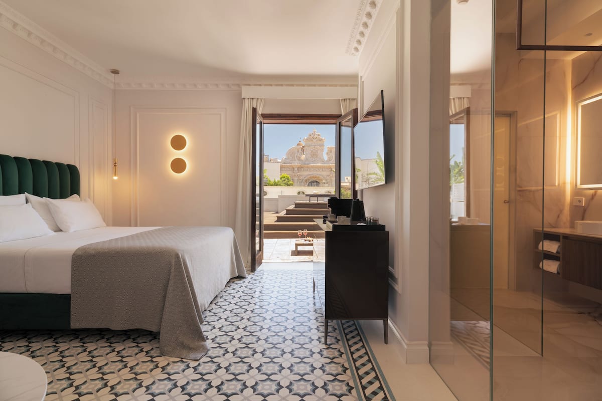 ห้องสวีท, อ่างน้ำร้อน, วิวเมือง (Terrace) | เครื่องนอนระดับพรีเมียม, ผ้านวมขนเป็ด, เตียงพร้อมฟูกเสริมที่นอน