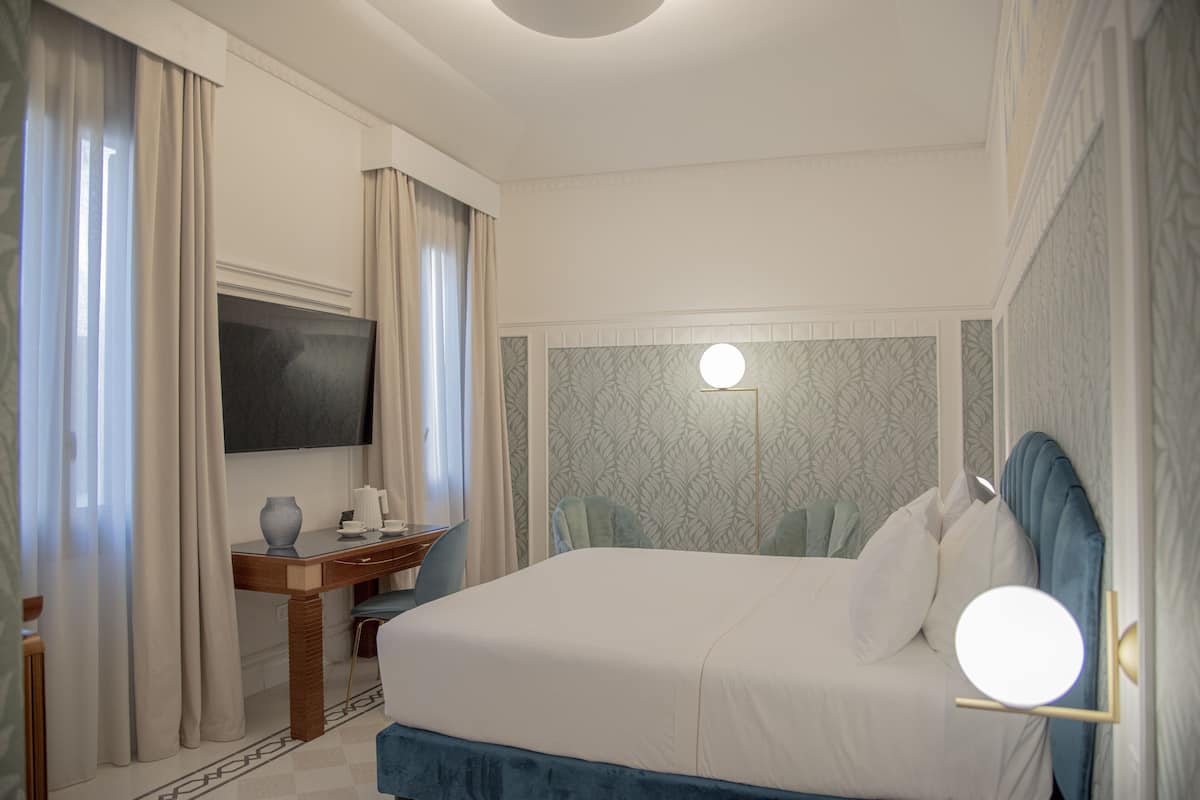 Hochwertige Bettwaren, Daunenbettdecken, Pillowtop-Betten, Minibar