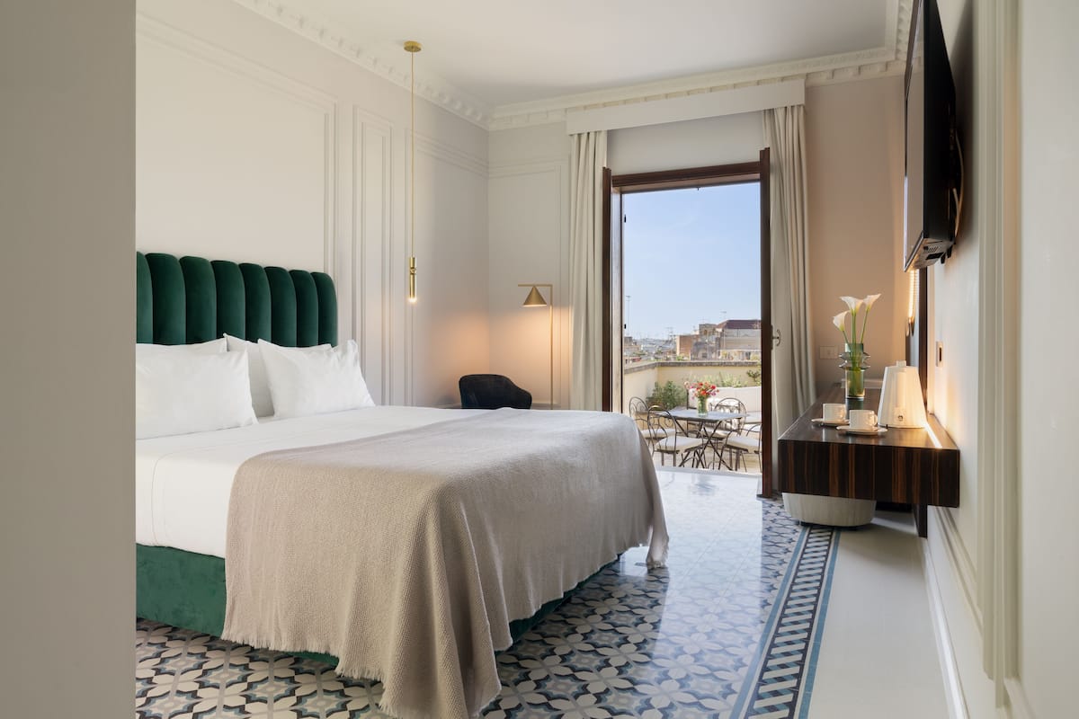 Chambre Deluxe, terrasse, vue sur la ville | Literie de qualité, couette en duvet, lit avec matelas à plateau-coussin