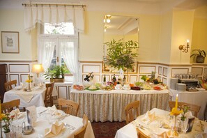 Tägliches Frühstücksbuffet (15 EUR pro Person)