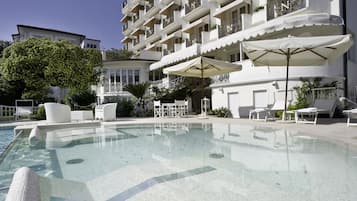 Außenpool (je nach Saison geöffnet), Sonnenschirme, Liegestühle