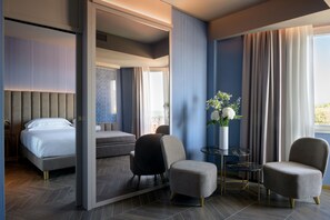 Suite Klasik, balkon | Minibar, brankas, meja kerja, dan tirai kedap cahaya