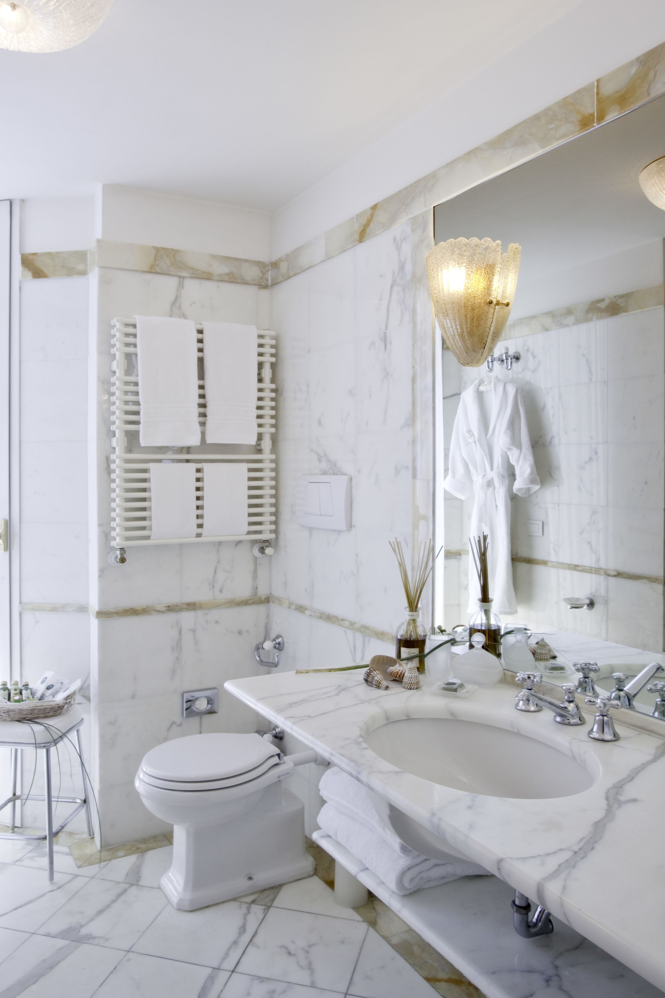 combined shower/bathtub, hair dryer, slippers, bidet