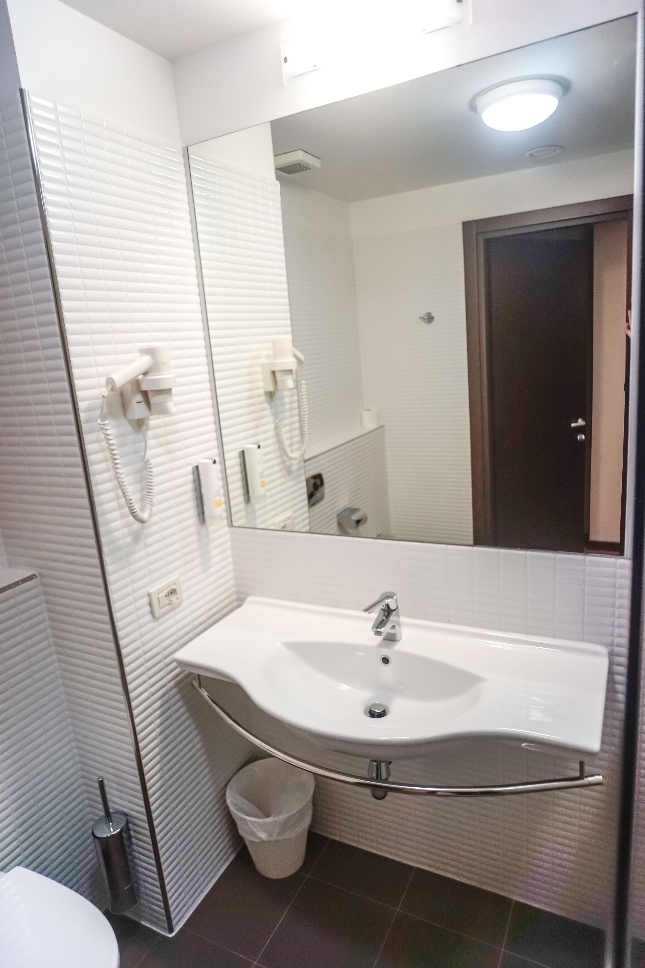 superior room | bathroom | shower, free toiletries, hair dryer, bidet