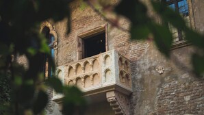 A historic building with a balcony and arched windows. - Kona Hotel Verona  (Negrar)
