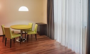 Quarto júnior | Área de estar | TV de tela plana