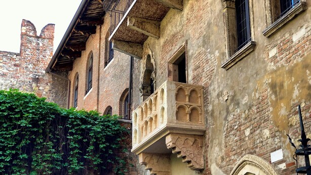 A historic building with a balcony, arched windows, and ivy-covered walls. - Kona Hotel Verona  (Negrar)
