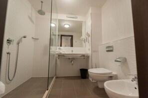 Shower, free toiletries, hair dryer, bidet - Kona Hotel Verona  (Negrar)
