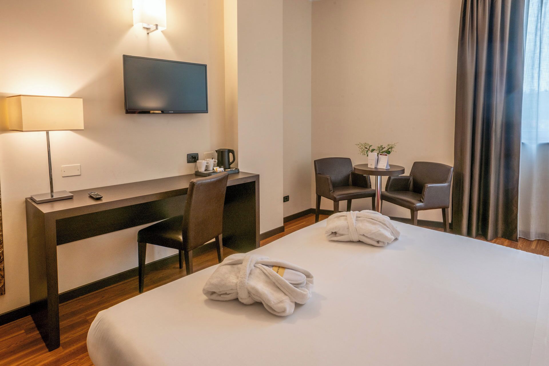 deluxe double or twin room | 1 bedroom, premium bedding, pillow-top beds, minibar