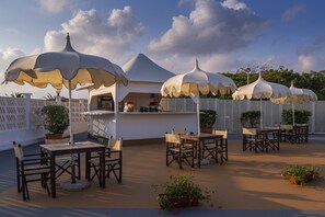 Bar en bord de piscine