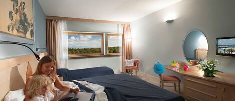 Un dormitorio con cama, escritorio, silla, ventana con vistas y un cuadro en la pared.