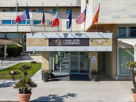 Gran Hotel Continental con banderas de varios países exhibidas sobre la entrada.
