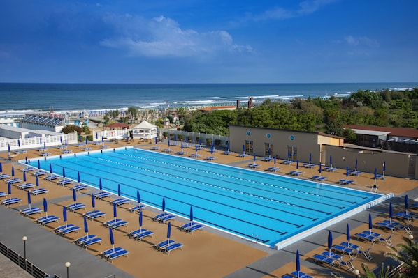 Een seizoensgebonden buitenzwembad