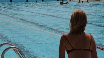 Una piscina al aire libre de temporada