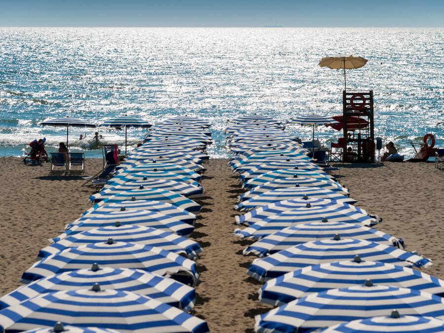 Praia particular, guarda-sóis, bar na praia