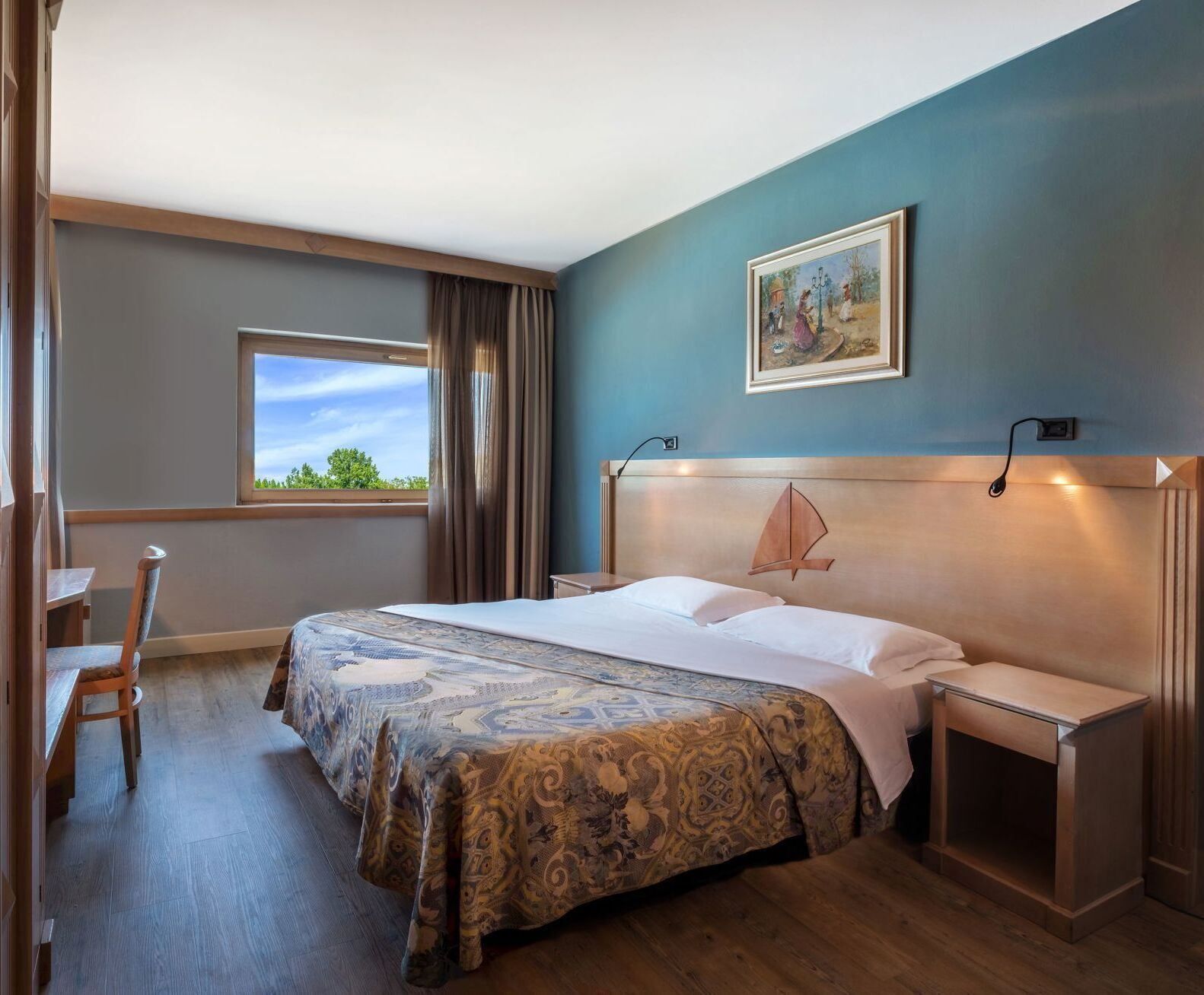 Minibar, in-room safe, blackout drapes, free WiFi