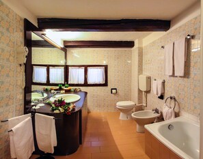 Ein Badezimmer mit Waschbecken, Toilette, Bidet und Badewanne.