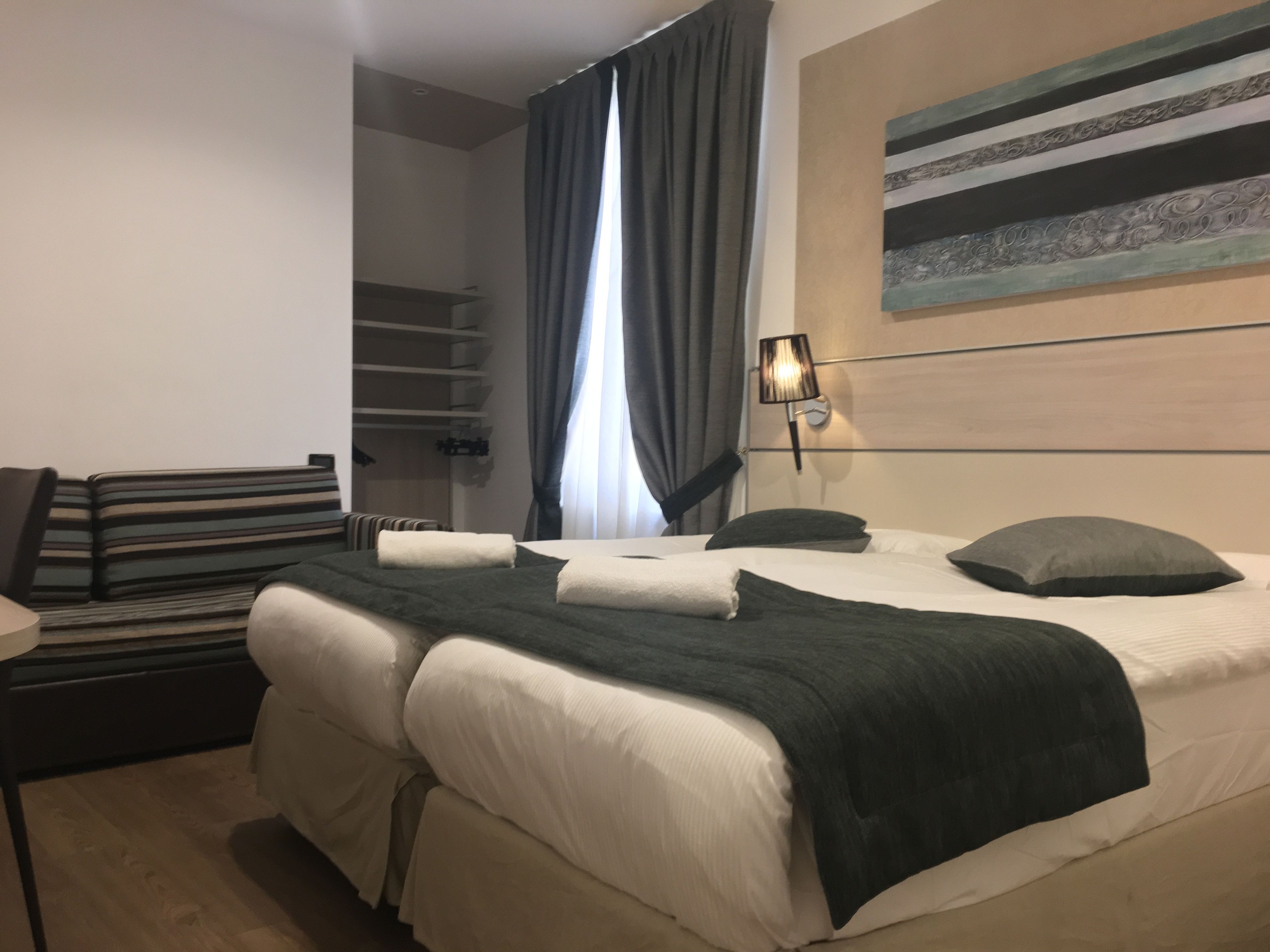 comfort triple room | 1 bedroom, desk, free wifi, bed sheets