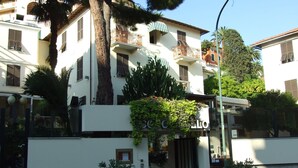 Un bâtiment blanc doté d’un balcon et d’une enseigne sur laquelle on peut lire « Coccolo ».