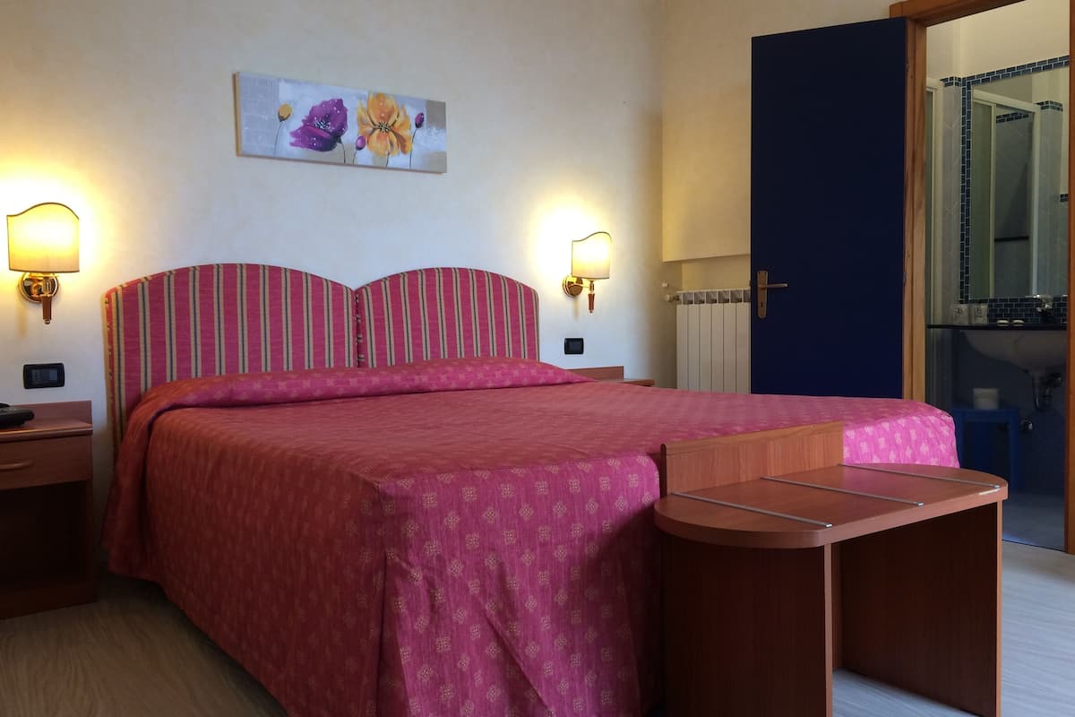 Chambre Double, balcon | Bureau, Wi-Fi gratuit, draps fournis