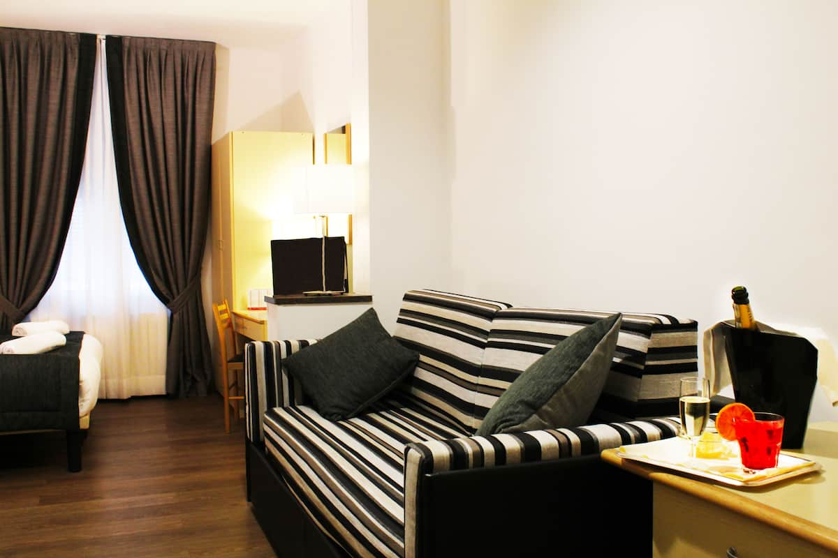 Comfort Triple Room | Desk, free WiFi, bed sheets