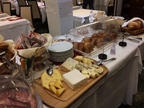 Buffet déjeuner (10 EUR par personne)
