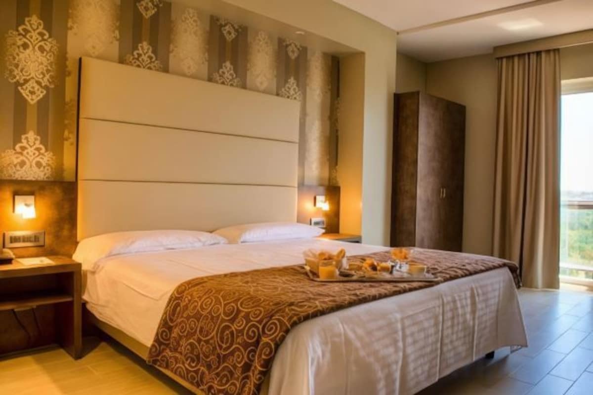 Minibar, in-room safe, laptop workspace, blackout curtains