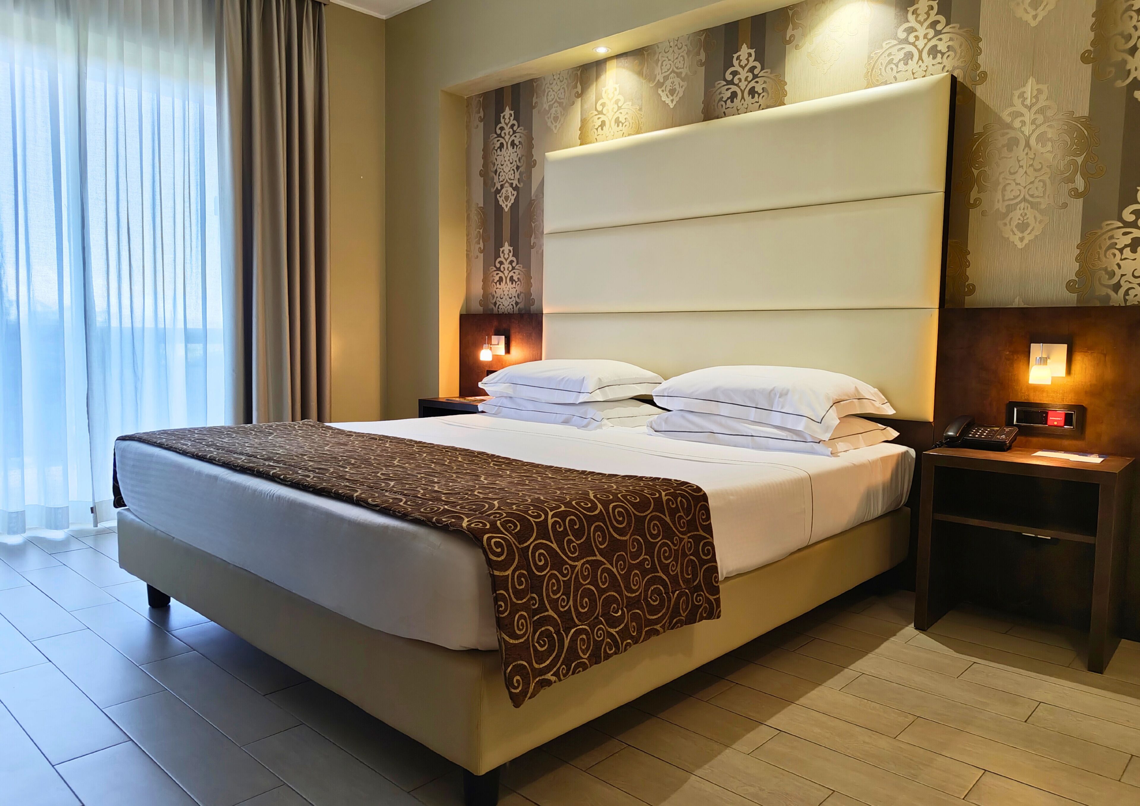 Minibar, Zimmersafe, Schreibtisch, Verdunkelungsvorhänge