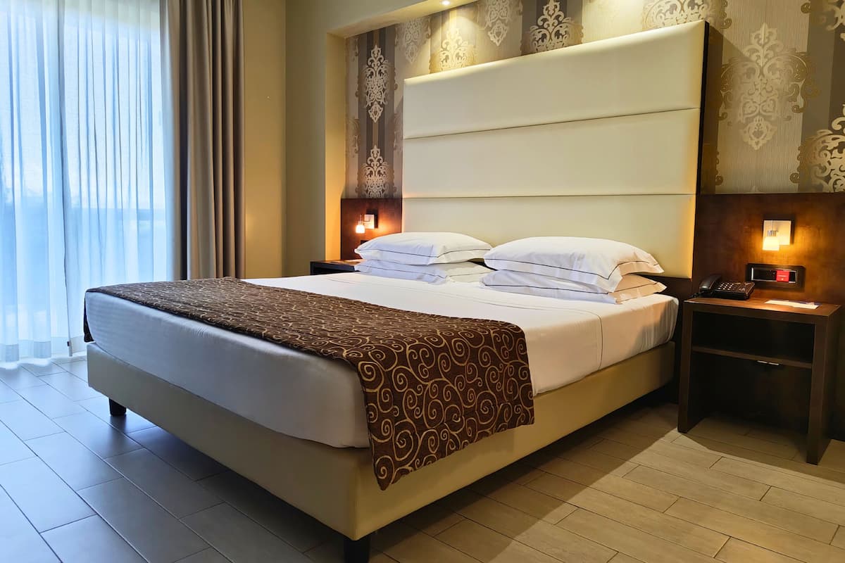 Minibar, caja de seguridad en la habitación y escritorio