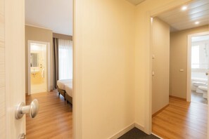 Minibaari, tallelokero huoneessa, työpöytä, pimennysverhot