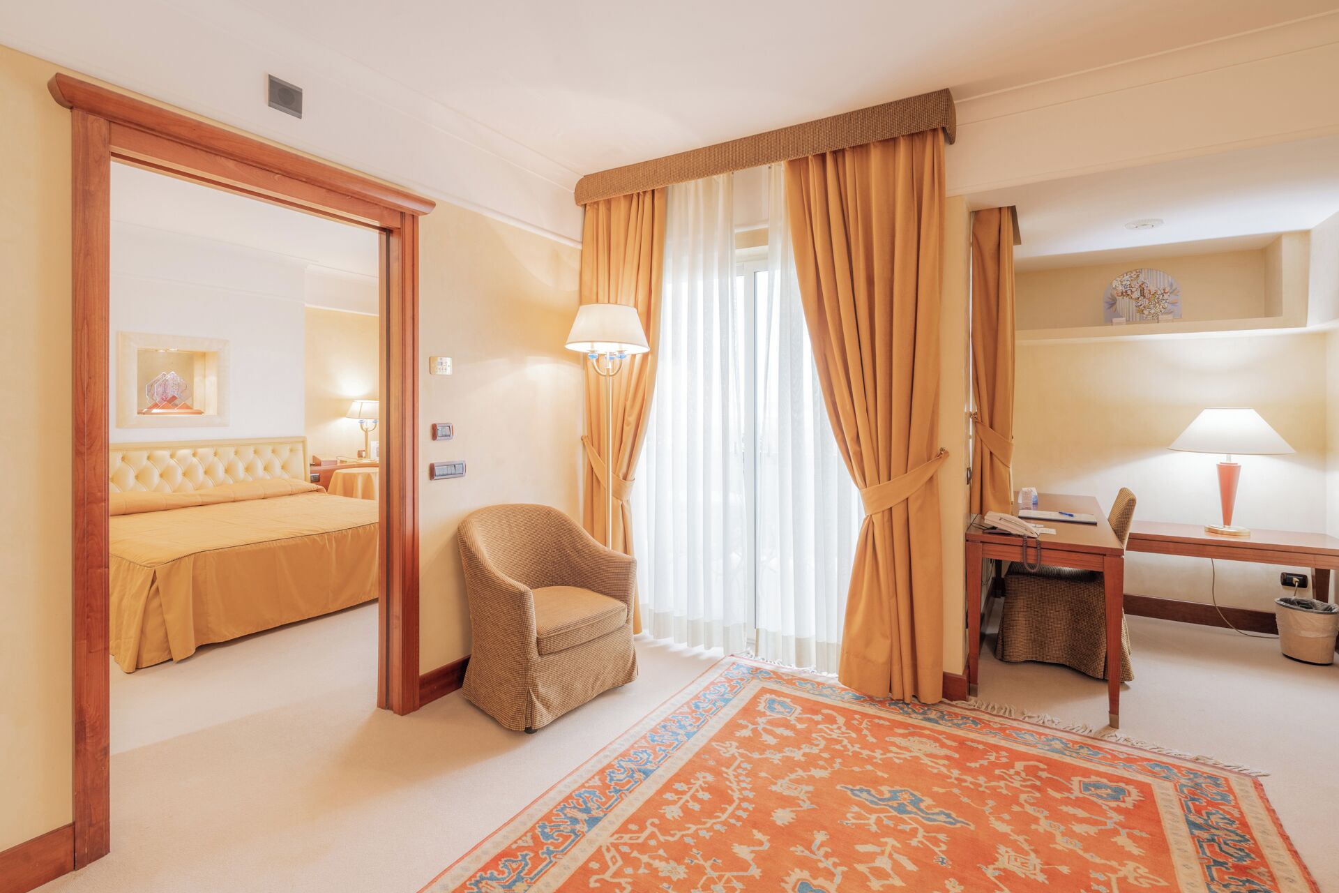 Minibar, caja de seguridad en la habitación y escritorio 