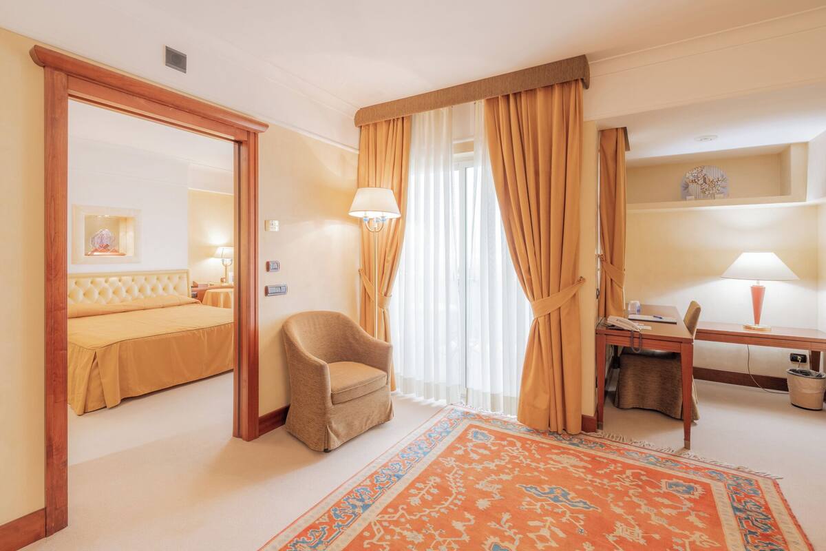 Suite | Minibar, in-room safe, desk, blackout drapes