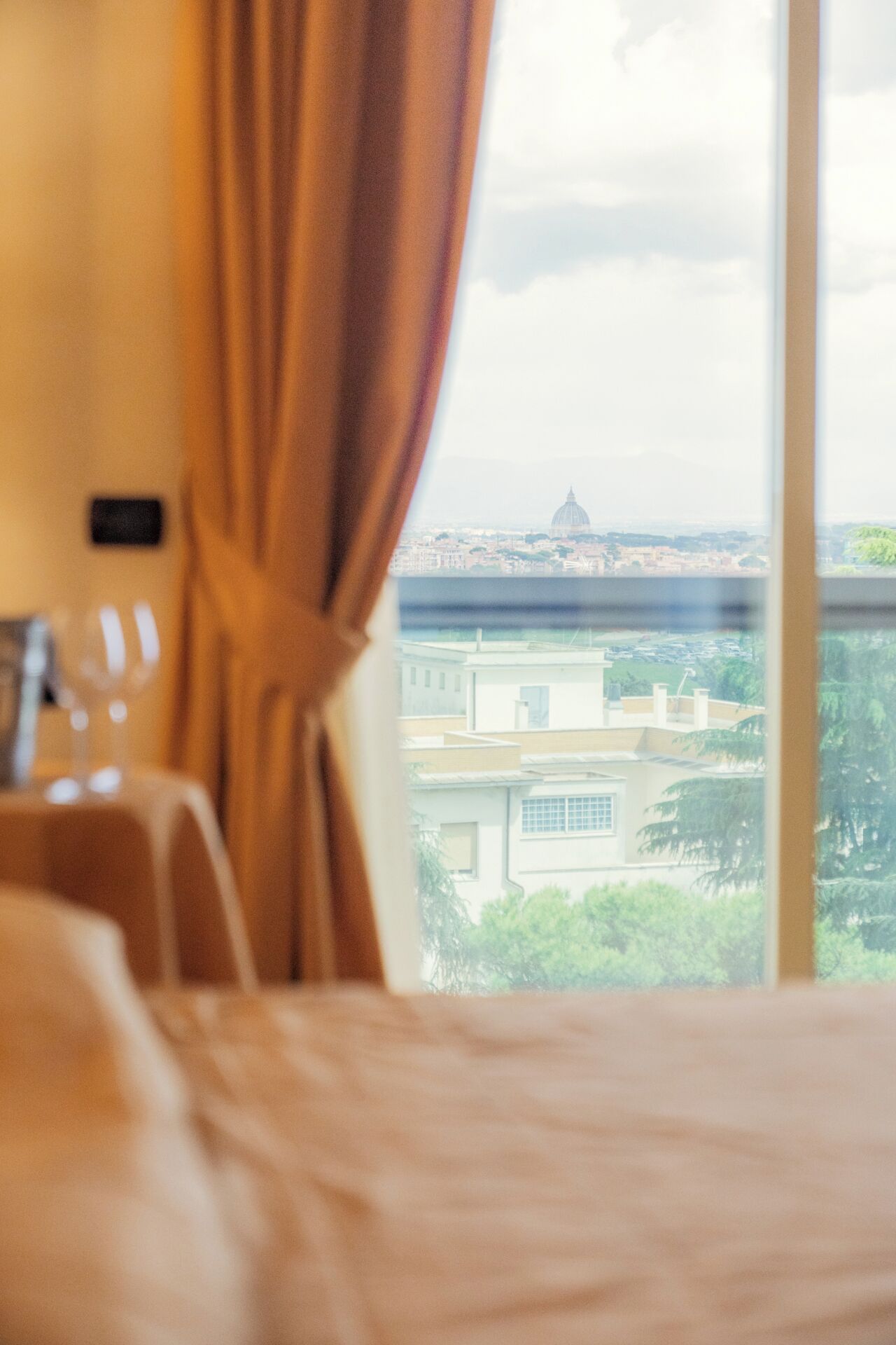 Minibar, caja de seguridad en la habitación y escritorio 