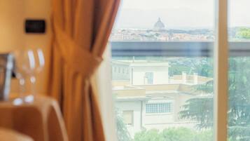 Minibar, Zimmersafe, Schreibtisch, VerdunkelungsvorhÀnge