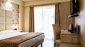 Minibaari, tallelokero huoneessa, työpöytä, pimennysverhot