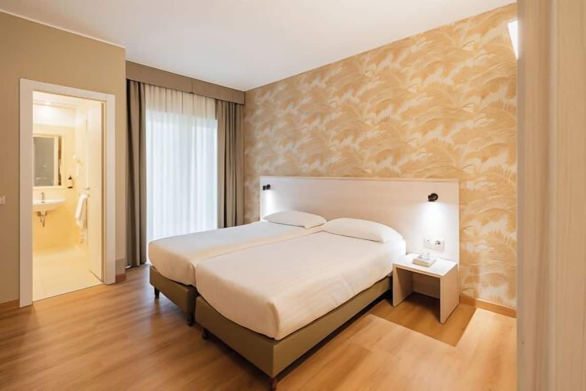 Minibar, in-room safe, laptop workspace, blackout curtains