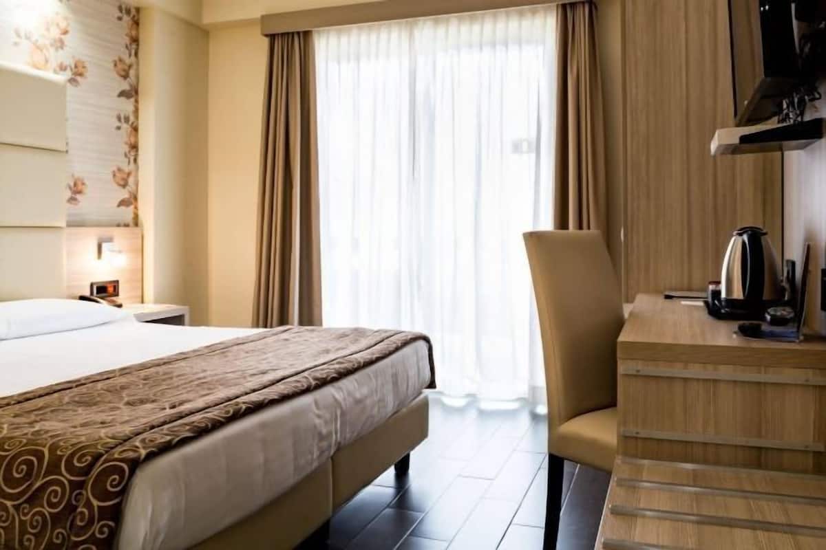 Minibar, in-room safe, laptop workspace, blackout curtains