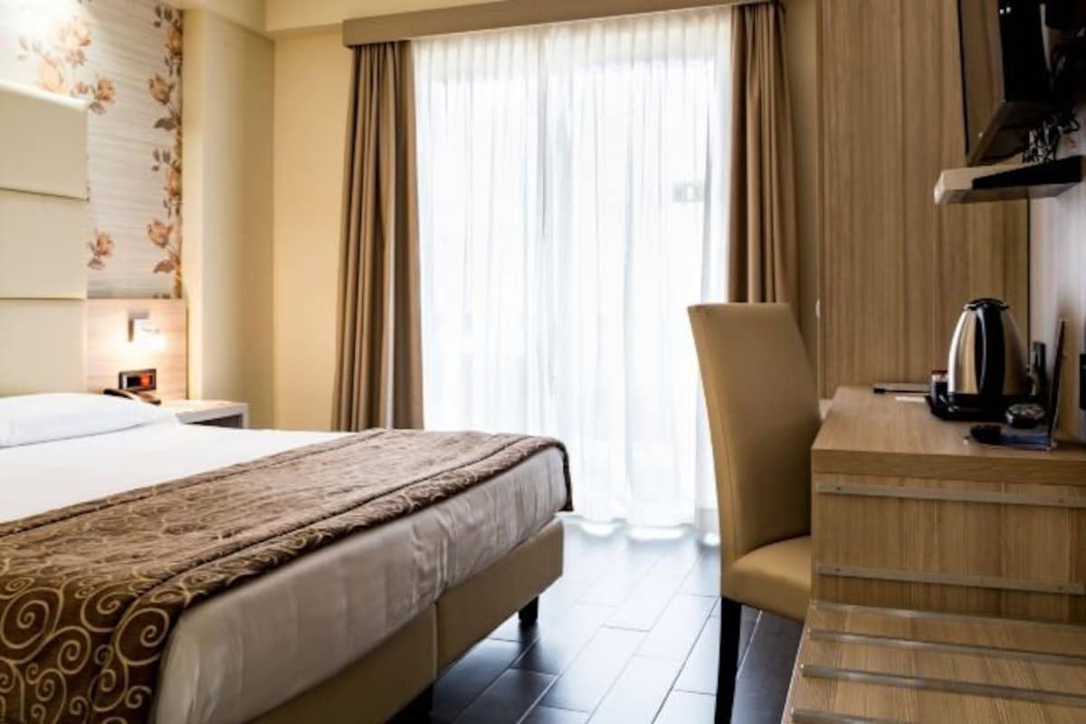 Minibar, in-room safe, laptop workspace, blackout curtains