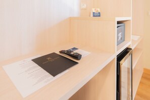 Minibar, caja de seguridad en la habitación y escritorio 