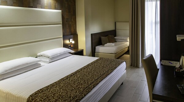 Minibar, caja de seguridad en la habitación y escritorio 