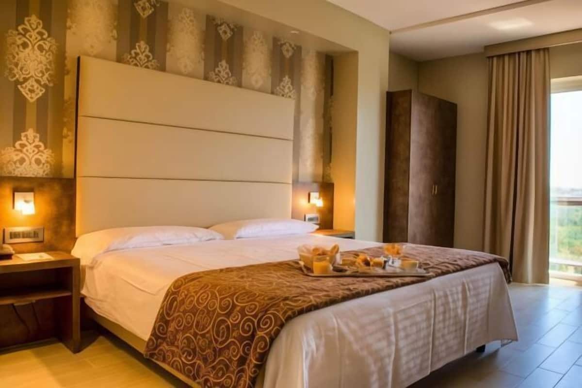 Minibar, in-room safe, laptop workspace, blackout curtains