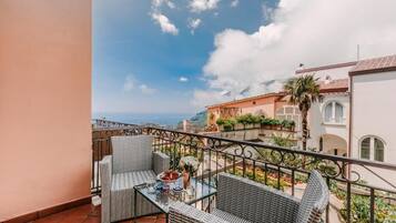 Suite Junior, 1 Tempat Tidur Queen, pemandangan kebun | Balkon